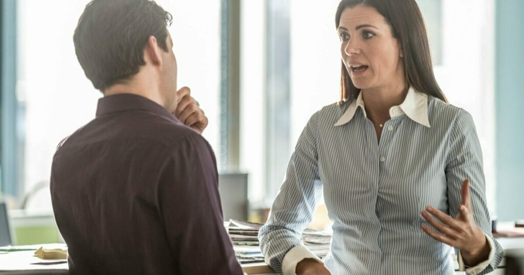 Gdje i kako mogu prikupiti informacije o tržištu? Two business people having serious discussion in modern office